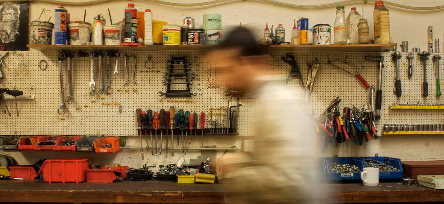 Bolts, nuts, pins, washers, bushings, clamps - which no car repair shop can do without Śrubki, nakrętki, bolce, podkładki, tulejki - bez czego żaden warsztat się nie obejdzie